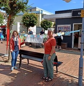 Leonie Peters und Inken Kuhn mit der Wünsche-Wäscheleine