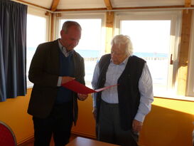 Mathias Stein ehrt Peter Jansen für 65 Jahre Mitgliedschaft